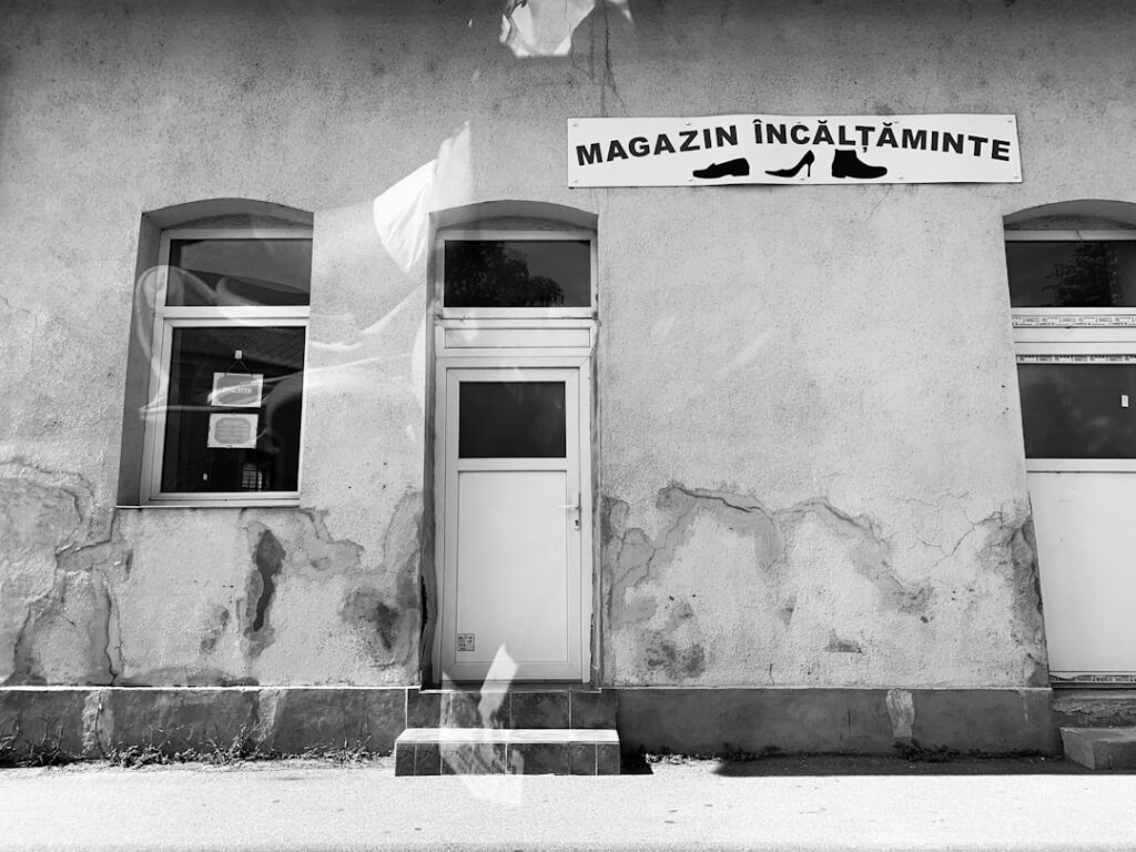 a black and white photo of a building