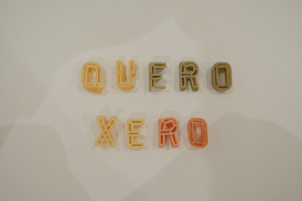 Pasta letters spell out "quero xero" on white background